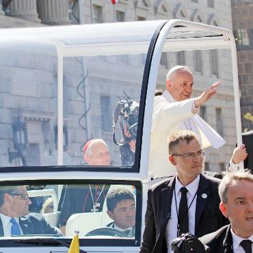 Abschied von Papst Franziskus – stille Gedenkmomente auch in der Region - Papst Franziskus bei einem seiner öffentlichen Auftritte, als er noch bei guter Gesundheit war. FOTO: PIXABAY/MIKDEV