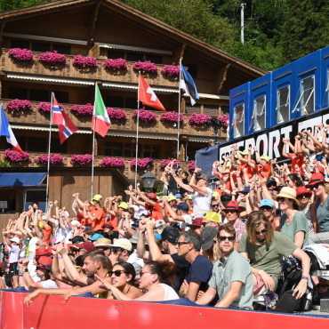 Beachvolleyball in Gstaad: Die Halbfinalistinnen stehen fest - Das Publikum im ausverkauften Stadion feierte jeden Punkt vom ersten Match am Morgen bis zum zum letzten Spiel des Tages. (Foto: AvS)