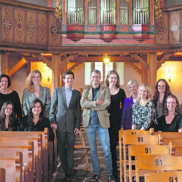Gäste feiern Start der neuen Festivalsaison - Die Köpfe hinter dem Gstaad Menuhin Festival & Academy: (hintere Reihe) Céline Schwizgebel, Corinne Reuteler, Sereina Jung, Lukas Wittermann, Christoph Müller, Antonia Michalski, Marlène Tschanz, Jessica Tschanz, Reto von Siebenthal, (vordere Reihe) Beatrice Frautschi, Jasmin Teuscher, Christine von Siebenthal, Arina Kropf, Anna Dohrmann und Lana Zickgraf.