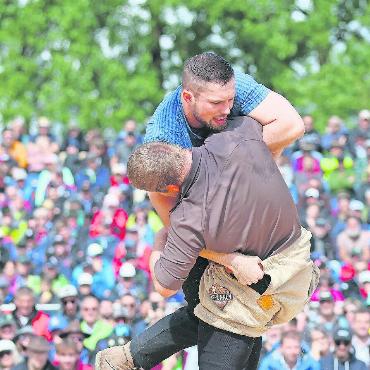 Aellen Florian und Annen Dominic holen sich den Kranz am Oberländischen Schwingfest - Aellen Florian gegen Staudenmann Fabian.