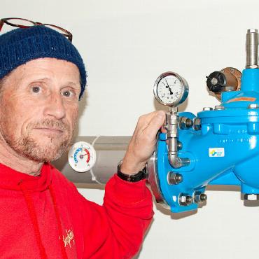 Das Ventil ist geschlossen, jetzt gehts in den Ruhestand! - Das Druckreduzierventil im Stufenpumpwerk Rain verbindet die beiden Versorgungsnetze Gsteig und Feutersoey.