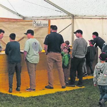 Waldfest im Grund: Das Fest der Superlative - Beliebt bei allen: die verschiedenen Glückspiele, das Landkegeln und vieles mehr. FOTOS: ANITA ZMOOS-WALKER