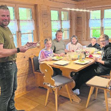 Das Vereinsleben leben und vorleben - «Mmmmh, lecker!» Der Familienzusammenhalt ist gross. Sehr oft essen die Walkerfamilien zusammen.