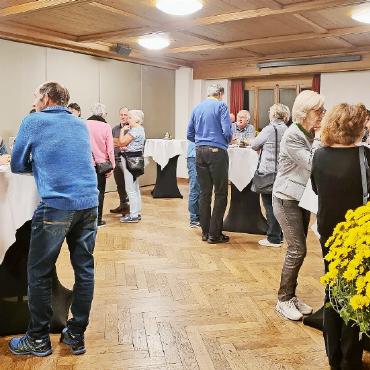 Seniorinnen und Senioren erleben einen Adolf Ogi in Hochform - Die Teilnehmenden haben den Abend des Seniorenapéros in regem Austausch und gemütlichem Beisammensein genossen. FOTO: ZVG