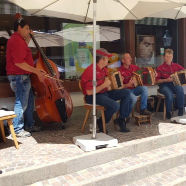 Ländlerfest Gstaad oder  «Musik ist ein gelebtes Gefühl» - Das einheimische Schwyzerörgeliquartett «Bergmoss» bei seinem Auftritt beim Posthotel Rössli. 