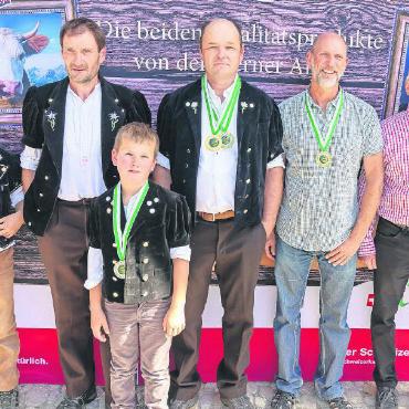 Gold für den «Coeur des Alpes» geht nach Lauenen - Gery und Peter Ryter (rechts) holten in der Kategorie Hobelkäse die Bronzemedaille.