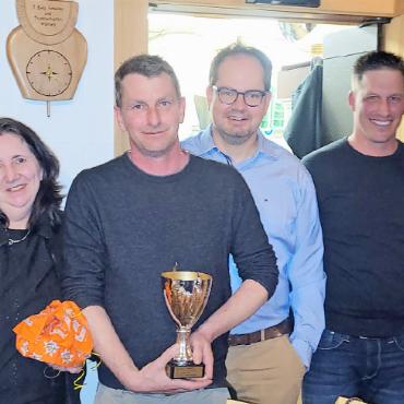 Wanderpokale für die Teams «Schneeschlüderi» und Ryter Haustechnik - Die anwesenden Gewinner der Wanderpokale: v.l. Toni von Grünigen und Jacqueline von Grünigen (Ranglistenmitte), Thierry Haldi (1. Rang Jassen) sowie Michel Dieckmann, Patrick Ryter und Christian Schopfer (1. Rang Curling).  FOTO: ZVG