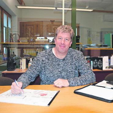 Pläne zum Alterswohnen «Daheim» mit wesentlichen Änderungen - Der Fachleiter Liegenschaftsverwaltung der Gemeinde Saanen, Kaspar Westemeier, erklärt die Änderungen zu den vorherigen Plänen. FOTO: SONJA WOLF