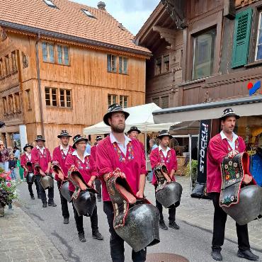 Ein Dorf im Käsefieber: Berner Alpkäsemeisterschaft in Saanen - Die Gsteiger Treichler passten sehr gut zum Anlass.