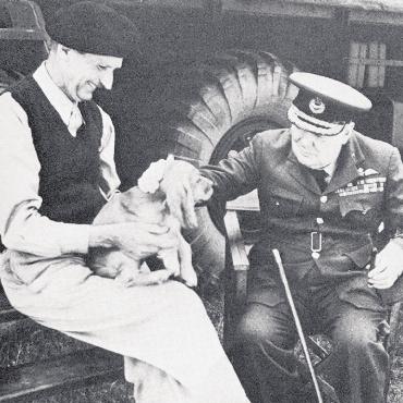 Die Schlacht von El Alamein, D-Day und eine Preisverleihung ohne Königin - Premierminister Winston Churchill (rechts) und Monty mit Hund «Rommel». Bei einem Essen fragte Churchill den Abstinenzler Montgomery einmal, warum er Wasser trinke. Seine Antwort: «Ich trinke und rauche nicht, um 100 Prozent fit sein.» Darauf Churchill: «Ich tue beides und bin 200 Prozent fit.»
FOTO: ALAMY STOCK FOTO; FREMANTLE