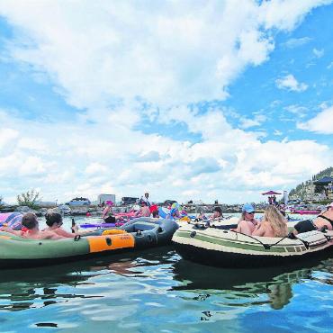 Tanz auf dem Wasser - Auch wenn das Wetter wechselhaft war: Die Stimmung kippte deshalb nicht. FOTO: JOCELYNE PAGE