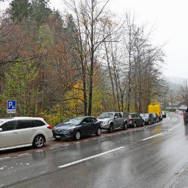 Arbeitnehmende können in Gstaad auch künftig gratis parken - Parkplatz an der Lauenenstrasse.