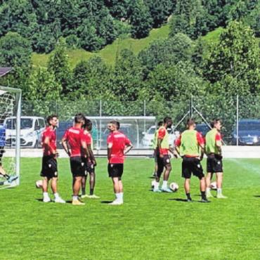 Die Fussballpräsidenten blicken auf eine gelungene Trainingswoche - Die erste Mannschaft des FC Thun am Trainieren auf dem Saaner Fussballplatz. FOTO: ZVG