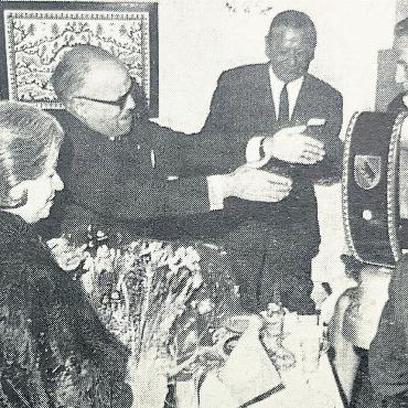 Habib Bourguiba, die Unabhängigkeit Tunesiens und Gstaad - Wie der «Anzeiger von Saanen» im Februar 1968 berichtete, wurde dem tunesischen Präsidentenpaar (links) anlässlich eines Empfangs im Gstaad Palace von Gemeinderatspräsident Oskar Zingre eine Kuhglocke mit der Widmung «Unserem verehrten Gast – Staatspräsident Bourguiba – Gemeinde Saanen» überreicht. FOTO: ANZEIGER VON SAANEN, 23. FEBRUAR 1968, NR. 15, PHOTO FÄH (ARCHIV AVS)