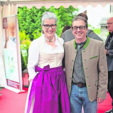 Gäste feiern Start der neuen Festivalsaison - Pfarrerin Marianne Kellenberger mit ihrem Mann Marco.