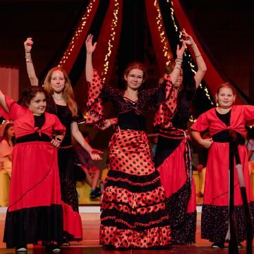 OLÉ! Über 30 Kinder aus dem Saanenland interpretieren die Oper «Carmen» neu - FOTO: THERESA PAWEL