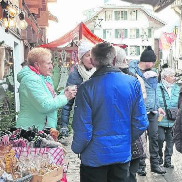 Stimmungsvoller Weihnachtsmarkt in Saanen - Unsere beliebte alt Grossrätin Bethli Küng sagte: «Den Weihnachtsmarkt besuche ich seit meiner frühen Kindheit. Mich freuen die vielen anwesenden Menschen und die zahlreichen schönen und interessanten Stände. Vor allem aber gefallen mir die «glismeten» Sachen und die farbigen Stoffe.»