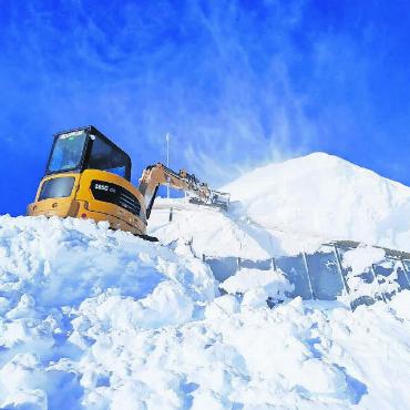 Rekord-Schneemenge im Les-Diablerets-Gebirge - Raupenbagger im Einsatz: Die Bergbahnmitarbeitenden räumten die Schneemassen mit grossen Maschinen.