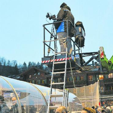 Packendes Hockey der höchsten Schweizer Spielklasse in Gstaad - Für die Übertragung des Spiels musste eine Hebebühne angefahren werden.