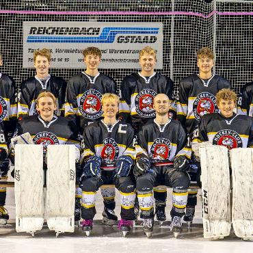 Zusammenarbeit mit Partnerclubs als Schlüssel zum Erfolg - Die 1. Mannschaft des HC Gstaad-Saanenland konnte in der vergangenen Saison auf Verstärkung aus Château-d’Oex zählen. FOTO: LAURA HAUSWIRTH