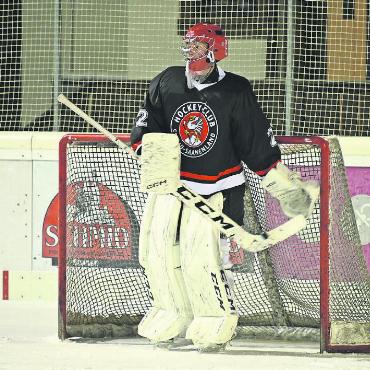 Zehn Jahre Kräftemessen im Auftrag der Freundschaft - Vor dem Kasten des Gstaader Goalies Yannik Vorderegger war weniger los.