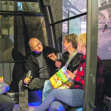 Mit frischen Ideen und Gemeinschaftsgeist: die Gstaader Messe - Gäste haben ein Apéro in der neuen, zukünftigen Horneggli-Gondel genossen.