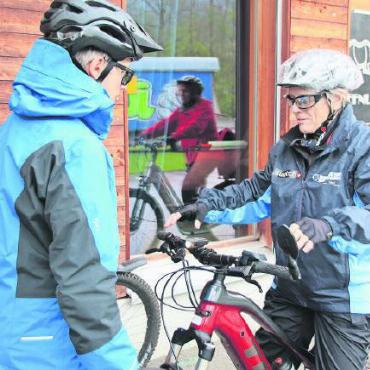 Erster E-Bike-Kurs für wetterfeste Seniorinnen und Senioren - Ausbilder Claude Frautschi überprüft jedes Bike …