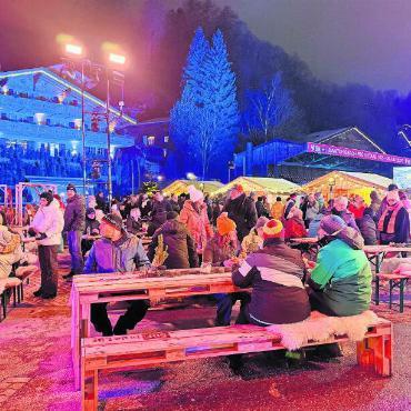 «Und... Action!» – «SRF bi de Lüt» sendete live aus Gstaad - Vor der offiziellen Aufzeichnung trudelten nach und nach die interessierten heimischen Zuschauenden ein, um sich zuerst an den Verpflegungschalets etwas Leckeres zu besorgen und danach einen tollen Platz zu ergattern.