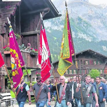 Die Vereinsfähnriche sind erkoren - Auch er gehört zur Tradition: der Umzug durchs Dorf.