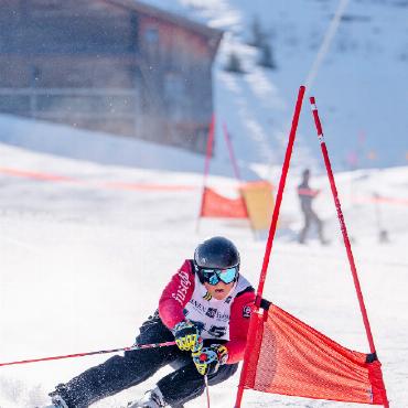 Skiclub Schönried ist Sarina-Clubmeister 2025 - Elijah von Gunten bei seiner ersten Sarina-Teilnahme (links). Stephanie Hauswirth bei ihrer Slalomfahrt auf den ersten Rang in der Kategorie Damen 2.