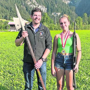 Annabel Oehrli beste Jungschützin - Hellebardengewinner Urs Oehrli und die beste Jungschützin Annabel Oehrli.