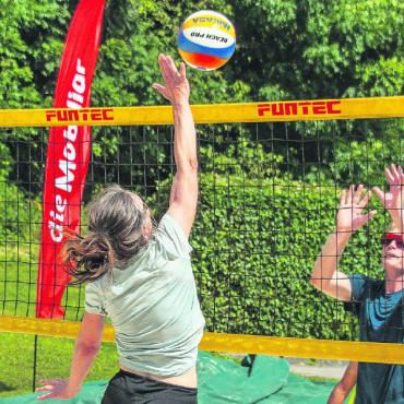 «One Team One Dream» siegen am 5. Kuederpesches Beachvolleyballturnier - Spannendes Duell. FOTOS: LIV STAUB
