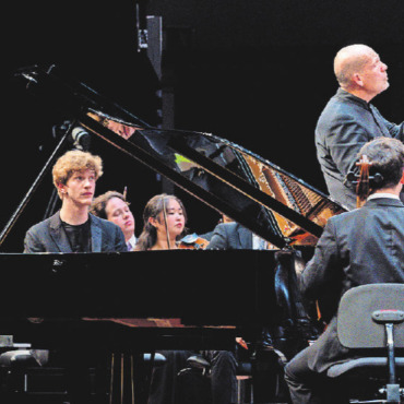 Zwei Meisterstücke der Romantik - Bild rechts: Ausnahmetalent Jan Lisiecki und das Gstaad Festival Orchestra unter der Leitung von Jaap van Zweden. FOTO: RAPHAEL FAUX/GSTAAD-PHOTOGRAPHY.COM