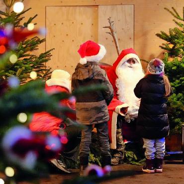 Der Samichlous unterwegs im Saanenland - Der Samichlous hört den Kindern aufmerksam zu. FOTOS: JONATHAN SCHOPFER
