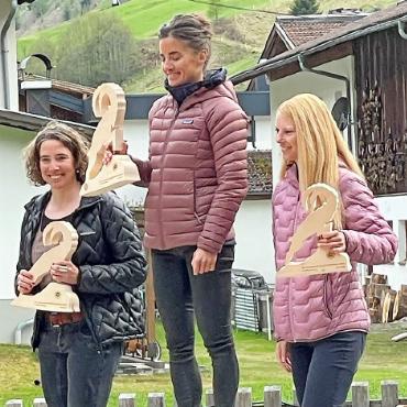 Zwölf Podestplätze für den Bergführerverein Gstaad-Lenk - Podest Aufstiegsrennen: 1. Yonne Wolf, 2. Jacqueline Zbären, 3. Mirjam Oertle.