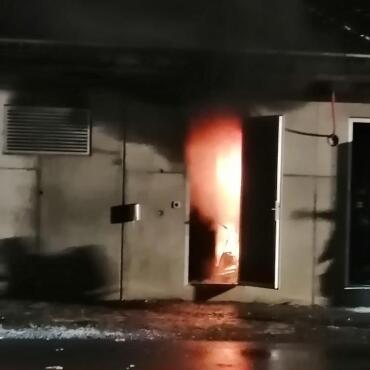 Feuer und Überflutung zerstören zwei Pumpstationen der Bergbahnen - Das Feuer wütet: In der Pumpstation Gwatt führt es zu einem Totalschaden. Foto: BDG