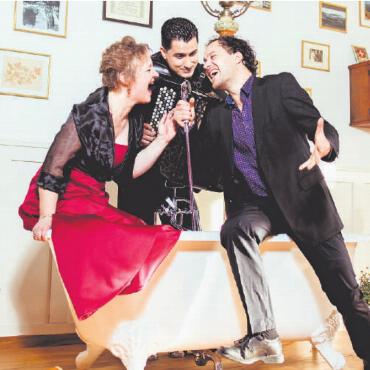 «Alp Opus» in der Kirche Rougemont - Das Trio «Alp Opus» verspricht ein musikalisches Feuerwerk und ist mit Spass dabei. FOTO: ZVG