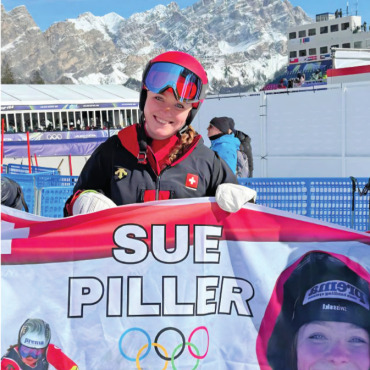 So war Olympia 2026! - «Go Sushi!» Sue Piller freut sich über die grosseUnterstützung von Familie und Freunden.  FOTO: ZVG