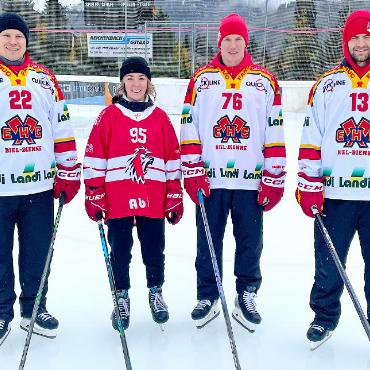 Die Eiszeit hat begonnen - Im letzten Jahr besuchten drei National-League-Spieler des EHC Biel, v.l. Ville Pokka, Jere Sallinen und Luca Hischier, sowie Melina Reuteler, Lausanne HC Féminin, die Kids auf der Gstaader Eisbahn.