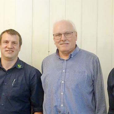 Im Jubiläumsjahr auf solider Basis – die Landi Simmental-Saanenland - Zusammen mit dem Verwaltungsrat sind sie für die Geschäfte der Landi Simmental-Saanenland zuständig: v.l. Jürg Knutti, Detailhandel; Niklaus Sulliger, Landwirtschaft; und Mario Cairoli, Vorsitz, Administration und Energie. FOTOS: VRENI MÜLLENER