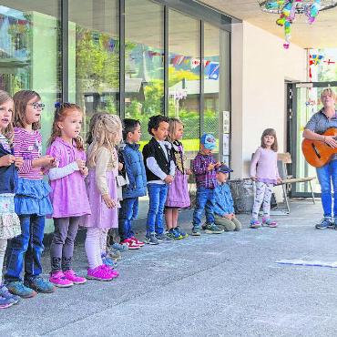 Gsteig frei vom Durchgangsverkehr! - Unter der Leitung der Kindergärtnerinnen Monika Grünig und Andrea Kohli präsentierte der Kindergarten eine spannende Vorführung.
