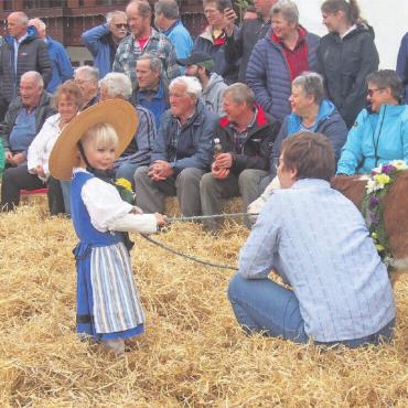 Jubiläum: 130 Jahre Viehzuchtgenossenschaft Saanen - Luana Martin freute sich, als «Trachtemeitli» mit dem Kälbchen «Xandra» aufzutreten.