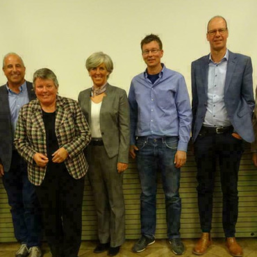 Heisse Eisen auf dem Tisch - Die anwesenden Grossratskandidaten und -kandidatinnen bekamen ein Zeitfenster, sich und ihre politischen Schwerpunkte vorzustellen: v.l. Jakob Reichen, Albert Bach, Vreni Müllener, Ruth Oehrli, Jan von Siebenthal, Matthias Brunner und Anne Speiser. Es fehlen: Rolf Aegerter, Adrian Bieri, Christian Moor, Emanuel Raaflaub, Nicola Ummel, Michael von Grünigen, Reto von Siebenthal, Hans Walker und Kilian Wyssen. (Foto: zVg)