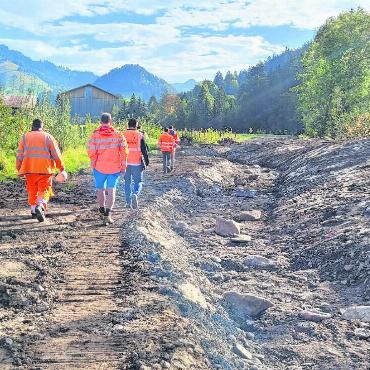 Nun darf die Saane wieder breiter fliessen - Noch ist der Nebenarm leer. Die Ingenieure und Mitarbeiter des Projekts aus Lausanne und Château-d’Oex begeben sich zum symbolischen Akt der Öffnung.