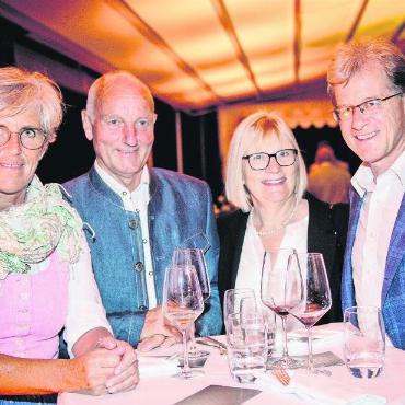 Ein Glas auf das 67. Mal Gstaad Menuhin Festival & Academy - (Von links) Ruth Oehrli, Gemeindepräsidentin Lauenen, mit Daniel Oehrli, Cornelia und Victor Steimle, Verwaltungsratspräsident der Saanen Bank.