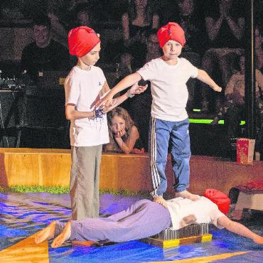 100 Jahre Schule Rütti – eine zirkusreife Jubiläumsfeier - Begeisterung im Publikum lösten die Fakire aus.
