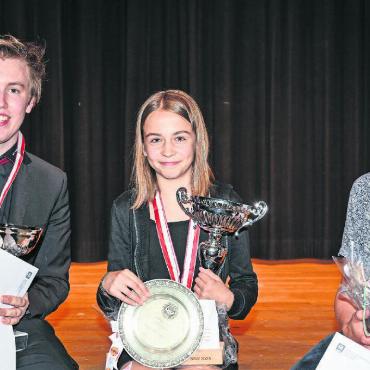 Louisa Blum ist Saaner Solochampion 2023 - Louisa Blum (Mitte) gewann den Solowettbewerb, gefolgt von Sascha Gyger (Tuba, 2. Rang, links) und Maxime Lebouchard (Akkordeon, 3. Rang, rechts).