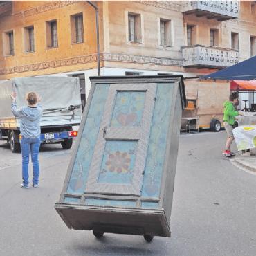 Brocante und Markt in Saanen - Wenn schön gemalte Schränke in Saanen «durch die Strasse marschieren», ist Brocantezeit. FOTO: ARCHIV/LÉONIE MÜLLER
