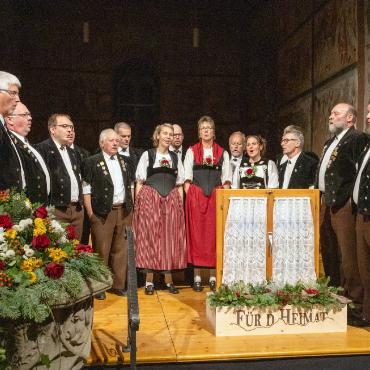 18 Jodellieder und «Naturjütz»: Simon Hefti feiert mit Musikfreunden CD-Taufe - Der Jodlerklub «Gruss vom Wasserngrat» – man beachte das noch geschlossene Fenster. FOTOS: ERICH KÄSER