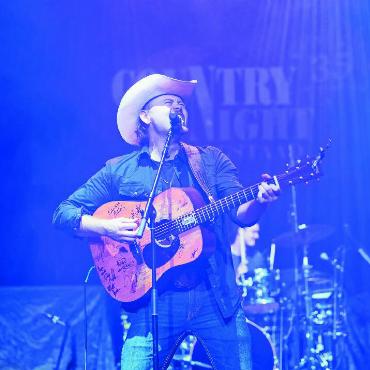Hut, Stiefel und Weste an: Die Country Night Gstaad feierte 35 Jahre - Tyler Booth mit seiner kräftigen Baritonstimme kam beim Publikum gut an. FOTO: RETO HAMMER